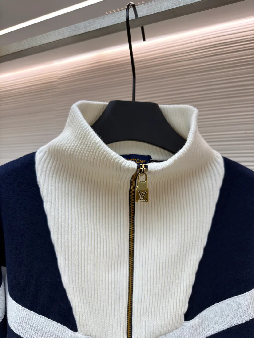 LOUISVUITTON line-tone embroidered jacket ●Original version: purchased and developed in 19899 ●Item number: 1680861-B75 ●Fabric: combed cotton fabric ●Technology: embroidery production ●Version: fitted version ●Weight: about 965 grams ●Size: S-M-L-XL ●Description: The yarn is made of [2/40 count 100% combed cotton], It is made of [14-needle computer woven piece], the whole piece is solid sesame base, [about 160 minutes], the blue and white strips are [hair hanging method], and the weaving time is longer [about 70 minutes]; when sewing, the hem ribs and cuff ribs need to be [stitched in double layers], the collar bone is wrapped so that it does not show up, [the collar needs to be sewn twice], the bottom bone and the shirt body bone are not in the same line When sewing the sleeves, you need to sew in a circle, which takes a long time to sew. After embroidering, you need to carve the blue and white strips of tape and the zipper. When flat sewing, you need to pay special attention to the straight position of the straps, which can easily become skewed. The zipper is [inside the rib position], and the collar is very high. It is difficult to sew the zipper. The entire production process requires too many steps, and the wool is white, so it is very easy to get dirty, which increases the finishing time and the defective rate. The overall wiring is straight and delicate, the fabric is comfortable and soft, and the color is consistent without color difference. It can be matched with the same style to create a fashionable look and control various occasions. Customized accessories, complete with three standards, same style for men and women!